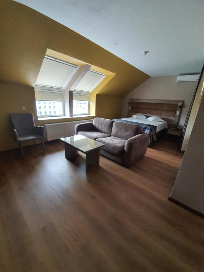 โฮเต็ล มิดิ-ซูอิด Hotel Saint-Gilles ภายนอก รูปภาพ