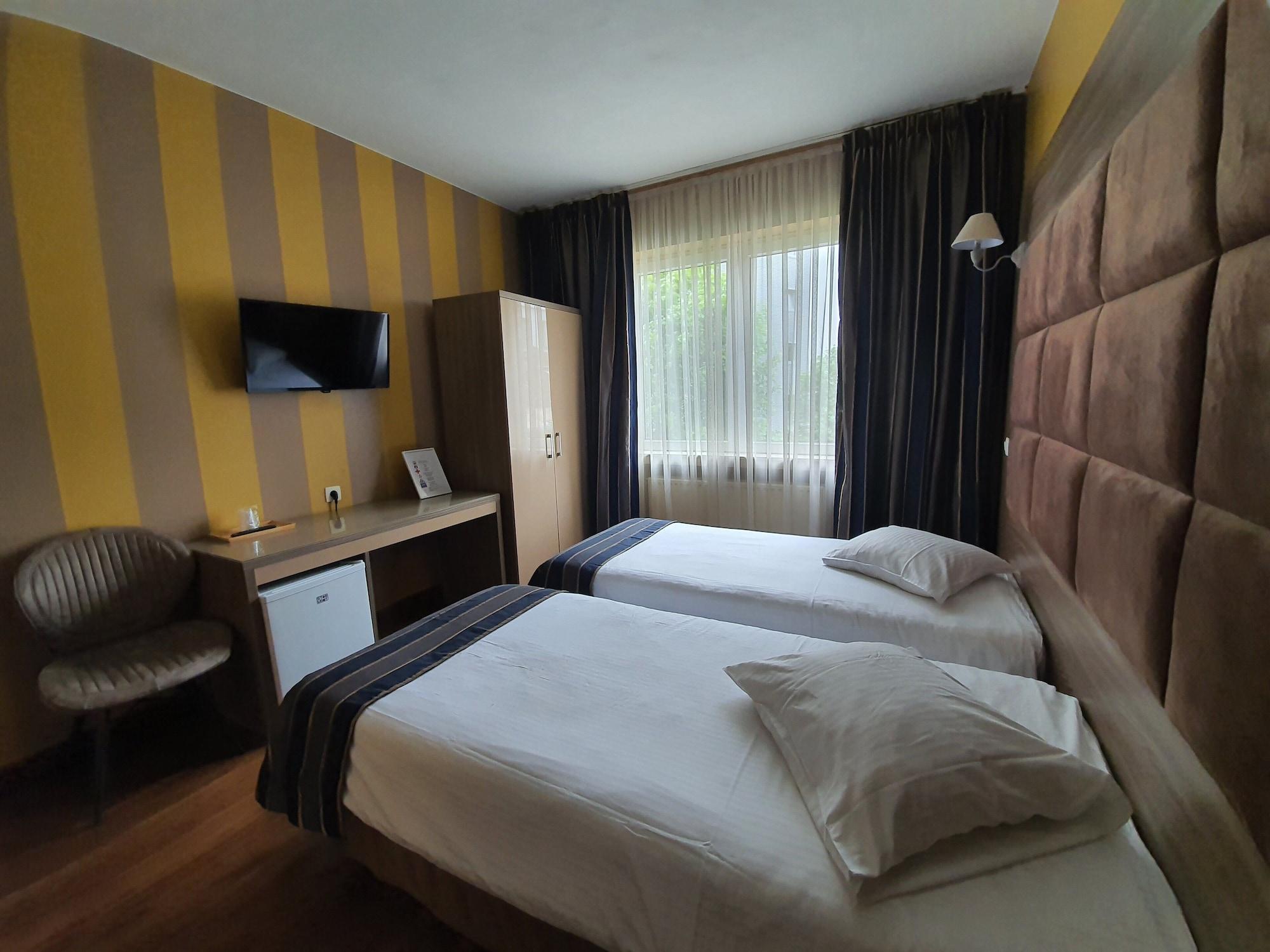 โฮเต็ล มิดิ-ซูอิด Hotel Saint-Gilles ภายนอก รูปภาพ