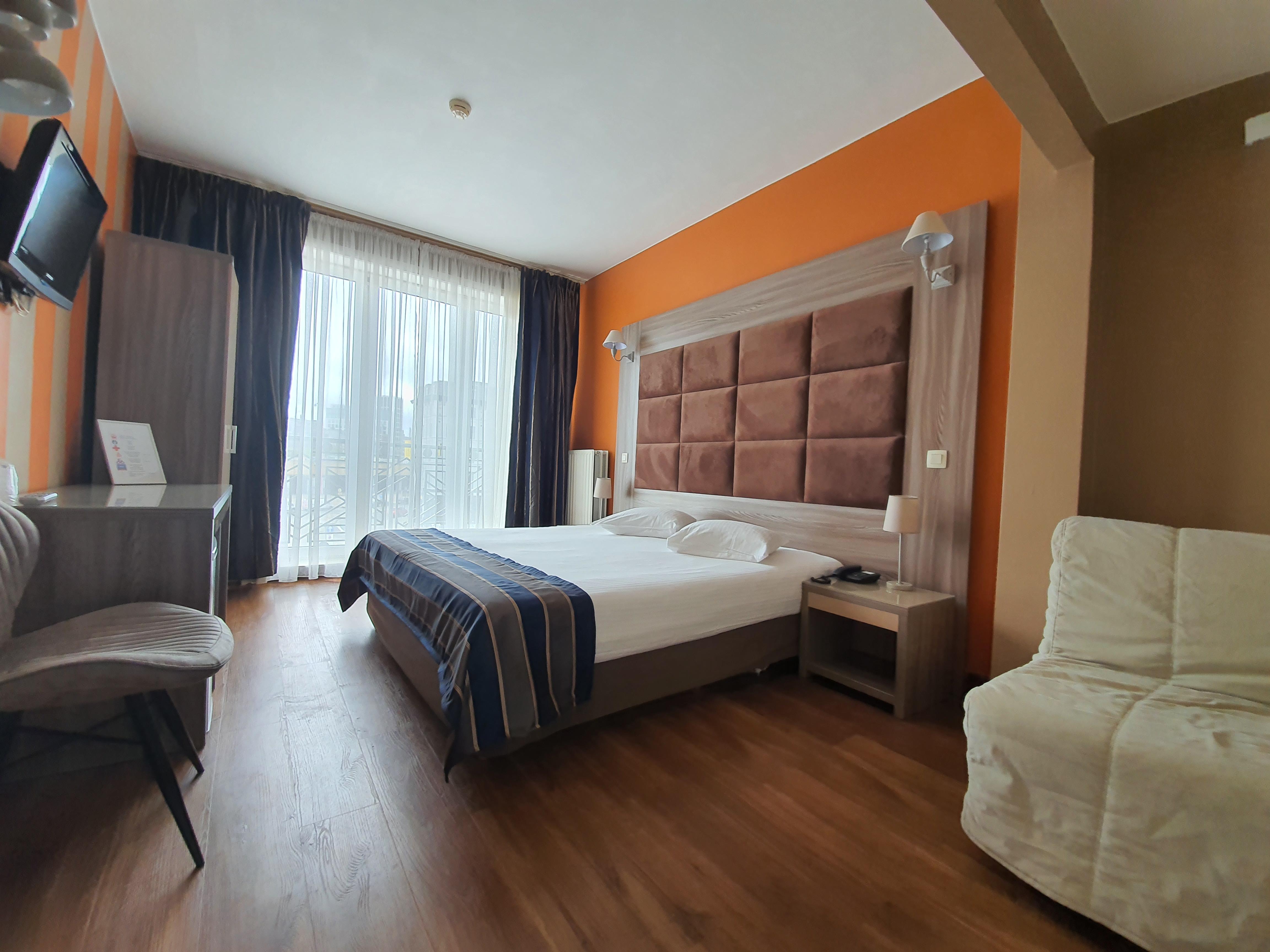 โฮเต็ล มิดิ-ซูอิด Hotel Saint-Gilles ภายนอก รูปภาพ