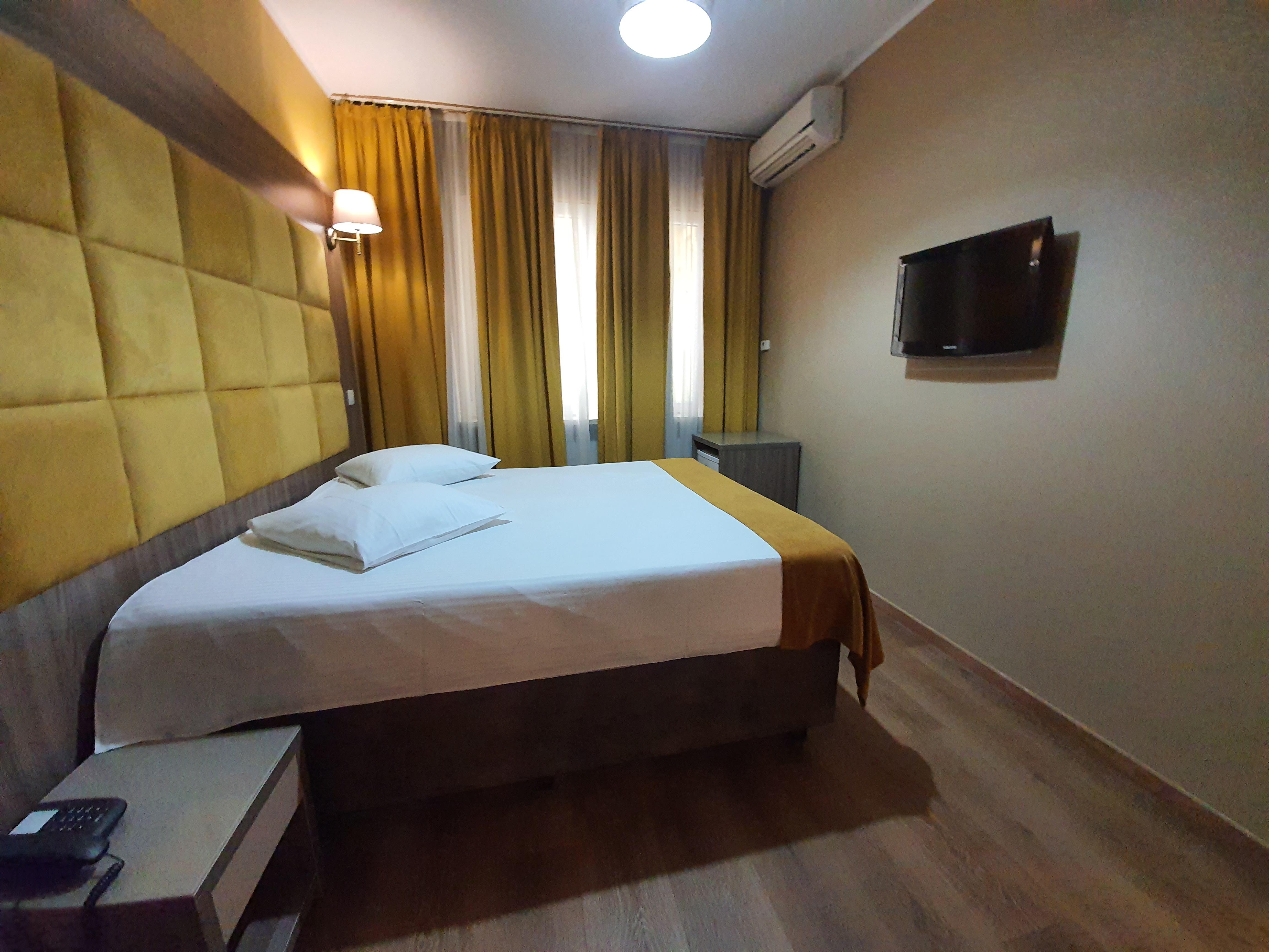 โฮเต็ล มิดิ-ซูอิด Hotel Saint-Gilles ภายนอก รูปภาพ