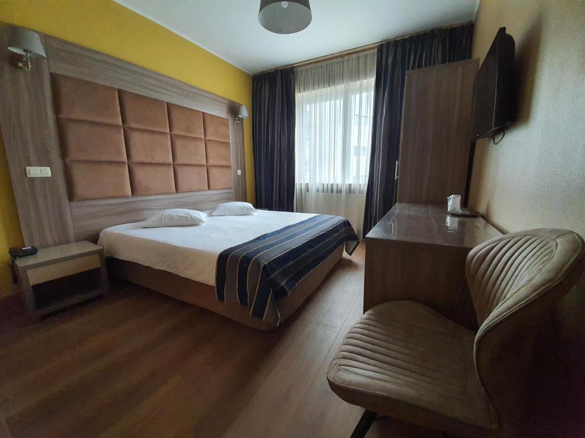 โฮเต็ล มิดิ-ซูอิด Hotel Saint-Gilles ภายนอก รูปภาพ
